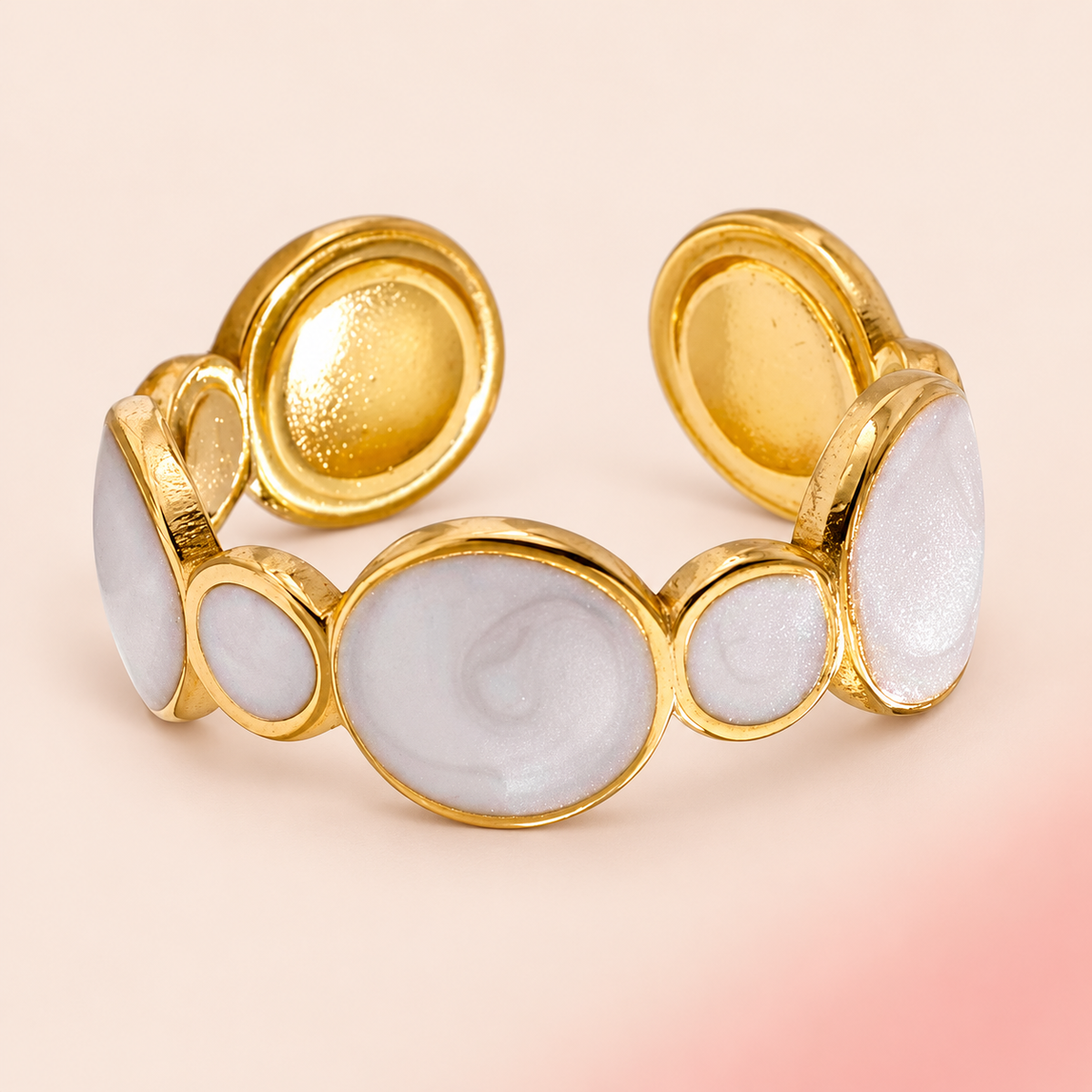 Close-up of the ring's alternating circular settings